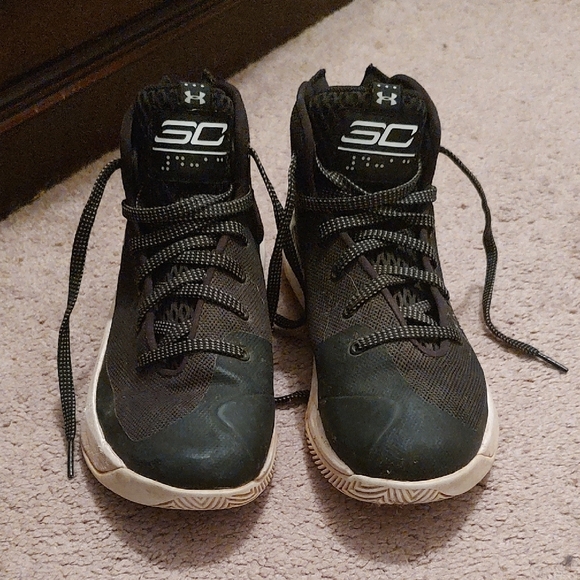 Kids Under Armour Black and White Athletic High-Tops - Picture 2 of 6